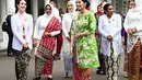 Melengkapi tampilannya, Arumi padukan kebaya janggan putih dengan bawahan Batik gedog hitam [@arumibachsin_94]