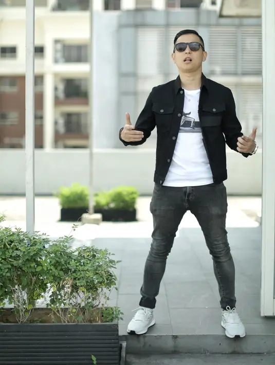 Dalam film yang diberi judul Susah Sinyal itu, Ernest menjadikan pasangan Gading Marten dan Gisel Anastasia  sebegai pemeran utamanya. Rumah tangga yang adem ayem dalam kehidupan nyata, dibuat bercerai dalam layar lebar. (Adrian Putra/Bintang.com)