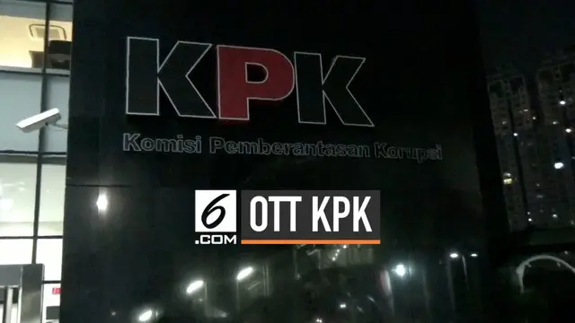 Uang sekitar 1 miliar rupiah dalam bentuk dolar Singapura disita petugas KPK dalam operasi tangkap tangan hari Rabu (31/7) malam di Jakarta.