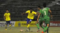 Patrick Daniel (kuning/Persegres) dalam pertandingan kontra Bhayangkara FC, Sabtu (26/8/2017), di Stadion Tri Dharma, Gresik. (Bola.com/Fahrizal Arnas)