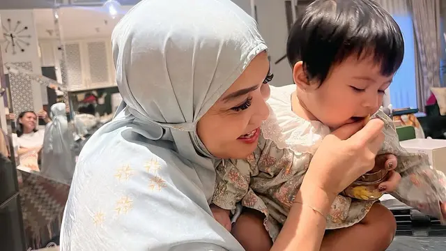 Potret Rieta Amilia Momong Lily (credit: instagram/rieta_amilia)