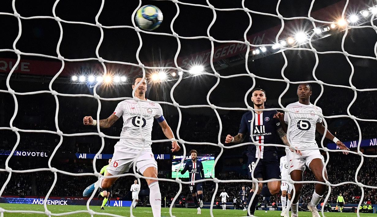Striker PSG, Mauro Icardi, membobol gawang Lille pada laga Ligue 1 Prancis di Stadion Parc des Princes, Paris, Jumat (22/11). PSG menang 2-0 atas Lille. (AFP/Franck Fife)