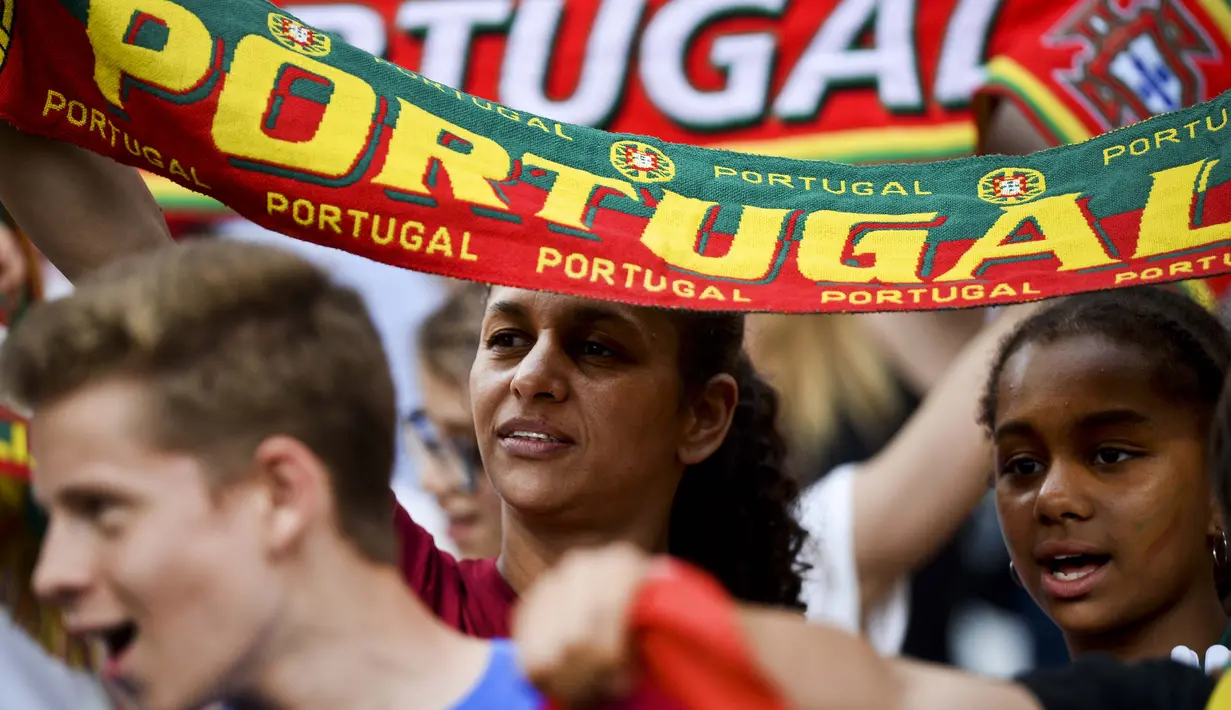 Suporter Portugal terus mendukung timnya berlaga melawan Estonia  pada laga persahabatan di Estadio da Luz, Lisabon, (9/6/2016) dini hari WIB. (AFP/Patricia De Melo Moreira)