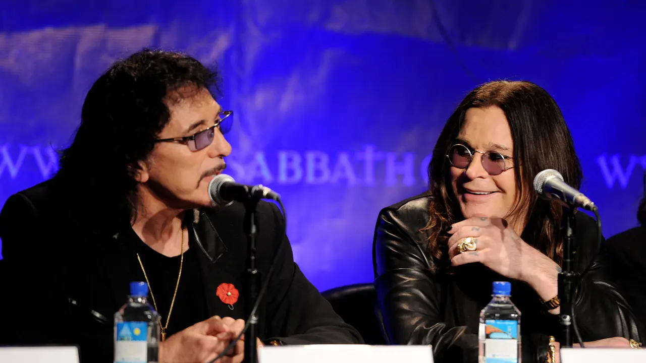 Tony Iommi dan Ozzy Osbourne pada 2011. (KEVIN WINTER / GETTY IMAGES NORTH AMERICA / Getty Images via AFP