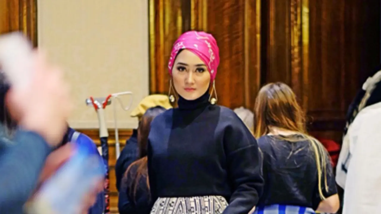 [Bintang] Suksesnya Dian Pelangi di Dunia Fesyen Hijab Kancah Dunia