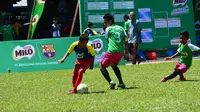 Anak-anak U-12 di Makassar tampak serius dalam bermain di MILO Football Championship 2017 regional Makassar. (Bola.com/Istimewa)