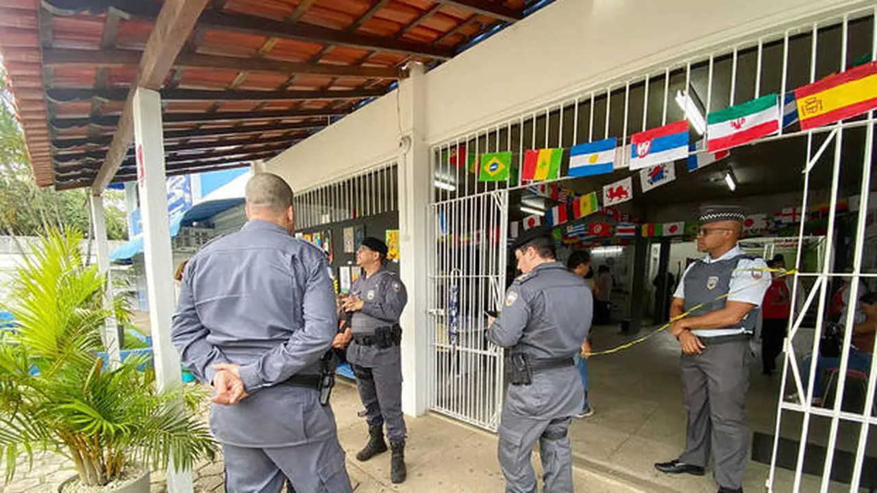 Polisi berdiri di pintu masuk Sekolah Negeri Primo Bitti, salah satu dari dua sekolah tempat penembakan terjadi di Aracruz, Negara Bagian Espirito Santo, Brasil, pada 25 November 2022. (AFP)