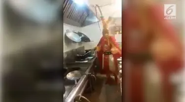 Seorang Koki restoran kenakan kostum Kera Sakti saat memasak.