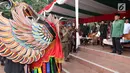 Kesenian Reog menghampiri Ketua PBNU Said Aqil Siradj sebelum melakukan atraksi pada Apel Hari Santri Nasional 2017, di Tugu Proklamasi, Jakarta, Minggu (22/10). (Liputan6.com/Fery Pradolo)