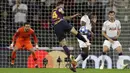 Gelandang Barcelona, Ivan Rakitic, melepaskan tendangan ke gawang Tottenham Hotspur pada laga Liga Champions di Stadion Wembley, Rabu (3/10/2018).  Barcelona menang 4-2 atas Tottenham Hotspur. (AP/Frank Augstein)