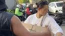 <p>Terlihat mereka pun membagikan beberapa logistik kebutuhan sehari-hari, seperti makanan hingga alat mandi. Tampak Jennifer pun tanpa ragu mengangkat-ngangkat kardus berisikan bahan pokok. [@jenniferbachdim]</p>