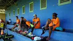 Sejumlah pemain Persipura bersiap melakukan latihan di Lapangan C Senayan, Jakarta, Selasa (5/5/2015). Latihan tersebut merupakan persiapan jelang AFC 2015 di Bengaluru, India, 12 Mei mendatang. (Liputan6.com/Helmi Fithriansyah)