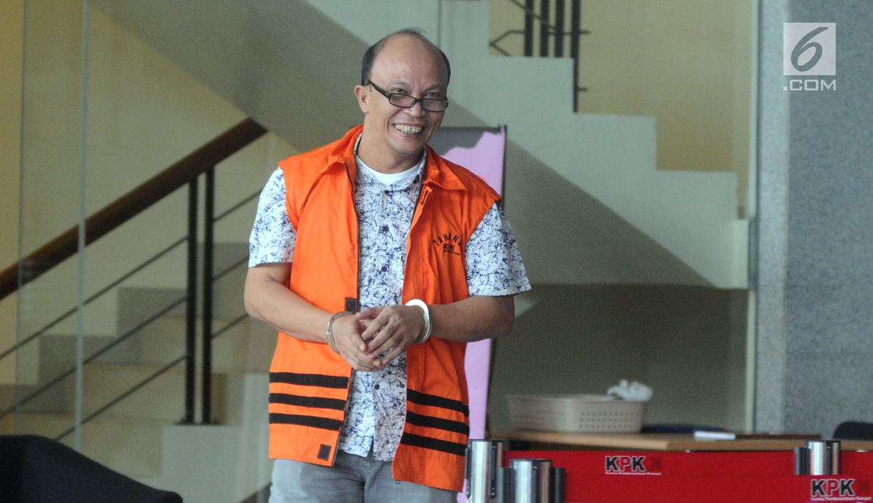 Ekspresi anggota DPRD Sumut Tohonan Silalahi usai menjalani pemeriksaan lanjutan di Gedung KPK, Jakarta, Senin  (18/3).  Tohonan diduga menerima suap persetujuan LPJ APBD 2012 dan pengesahan perubahan APBD 2013-2015. (merdeka.com/Dwi Narwoko)