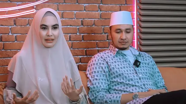 Kartika Putri dan Habib Usman bin Yahya. (Foto: YouTube The Hermansyah A6)