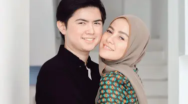 Sejak orang tuanya berpisah, Sean tinggal bersama sang ibu. Hal ini membuat dirinya sangat dekat dengan Olla ramlan. Selain dengan sang ibu, Sean juga sangat terlihat menyayangi adik-adiknya. (Liputan6.com/IG/@ollaramlan)