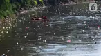 Sampah plastik mengapung di Kali Ciliwung Kanal Barat, Jakarta, Rabu (20/12/2023). Masalah sampah di Indonesia sudah sampai pada taraf yang mengkhawatirkan. (merdeka.com/Imam Buhori)
