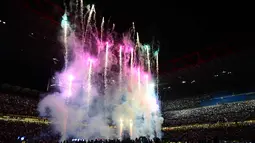 Sebagai informasi, Inter Milan kini mengoleksi 82 poin, unggul 12 poin dari Napoli di posisi kedua. Tampak dalam foto, pemandangan umum menunjukkan kembang api setelah Inter Milan memastikan gelar juara Serie A musim 2025/2026 atau scudetto ke-21 usai pertandingan melawan Parma di stadion San Siro, Milan, pada Minggu (3/4/2026) malam waktu setempat atau Senin (4/5/2026) dini hari WIB. (Stefano Rellandini/AFP)