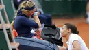 Victoria Azarenka menangis ketika ditangani tim medis saat bertanding pada babak pertama Prancis Terbuka 2016 di Roland Garros, Paris, (24/5/2016). (Reuters/Pascal Rossignol)