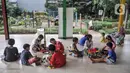 Anak-anak bermain lego di Ruang Publik Terpadu Ramah Anak (RPTRA) Rawa Jaya, Kelurahan Pondok Kopi, Duren Sawit, Jakarta Timur, Senin (6/6/2022). RPTRA masih menjadi tempat favorit anak-anak Ibu Kota untuk bermain serta ruang interaksi usai pulang sekolah. (merdeka.com/Iqbal S. Nugroho)
