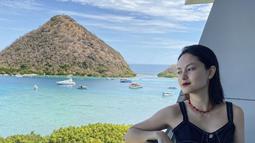 Berpose setelah bangun tidur dengan latar belakang pemandangan pulau dan pantai di Labuan Bajo yang indah membuatnya sangat menakjubkan. Clara pun tampil stunning dengan mengenakan outfit crop top berwarna hitam dan celana putih membuatnya tampak semakin memesona. (Liputan6.com/IG/@clarabernadeth)