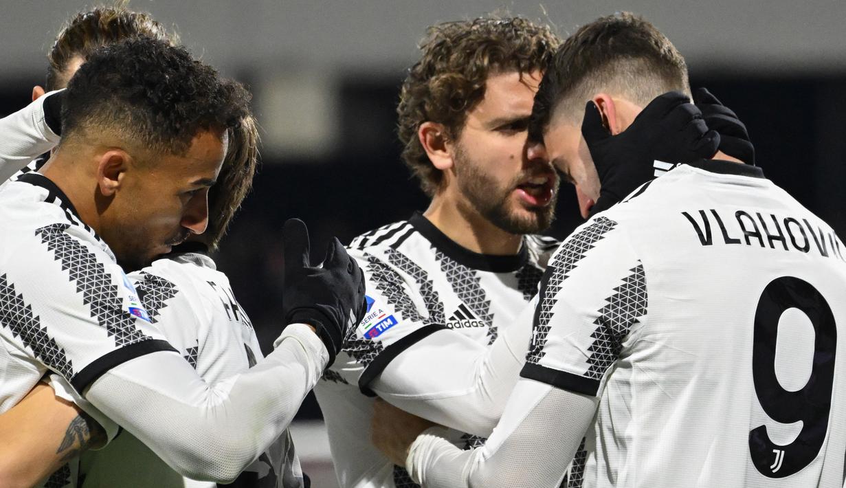 Para pemain Juventus merayakan gol yang dicetak oleh Dusan Vlahovic ke gawang Salernitana pada laga Liga Italia di Stadion Arigis (7/2/2023). Dusan Vlahovic mencetak dua gol, masing-masing di menit ke-26 lewat penalti dan menit ke-47. Gol Juventus lain dicetak oleh Filip Kostic di menit ke-45. (AFP/Andreas Solaro)