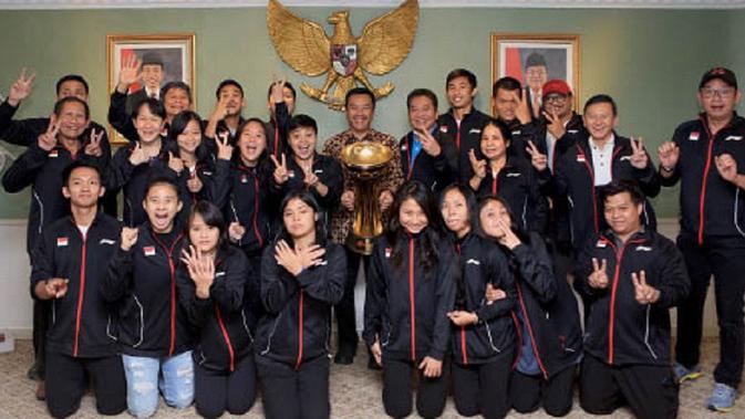 Tim Indonrsia yang baru saja berjuang di kancah Kejuaraan Bulutangkis Asia Beregu 2018 diterima Menpora Imam Nahrawi di Kantor Kemenpora, Jakarta, Senin (12/2/2018). (PBSI)