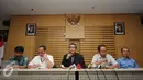 Plt Komisioner KPK, Johan Budi SP (tengah) mengelar jumpa pers terkait operasi tangkap tangan pejabat Pemerintah Kabupaten Musi Banyuasin di gedung KPK Jakarta, Sabtu (20/6/2015). OTT berlangsung pada Jumat (19/6) malam. (Liputan6.com/Helmi Fithriansyah)