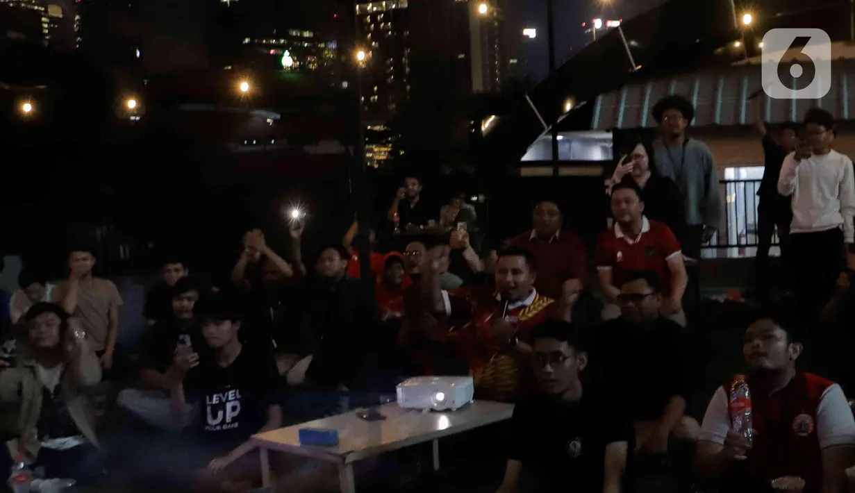 Kegiatan nonton bareng tersebut merupakan bentuk dukungan kepada Timnas Indonesia yang berhasil melaju ke babak final cabang olahraga sepak bola pada Sea Games 2023 Kamboja. (Liputan6.com/Herman Zakharia)
