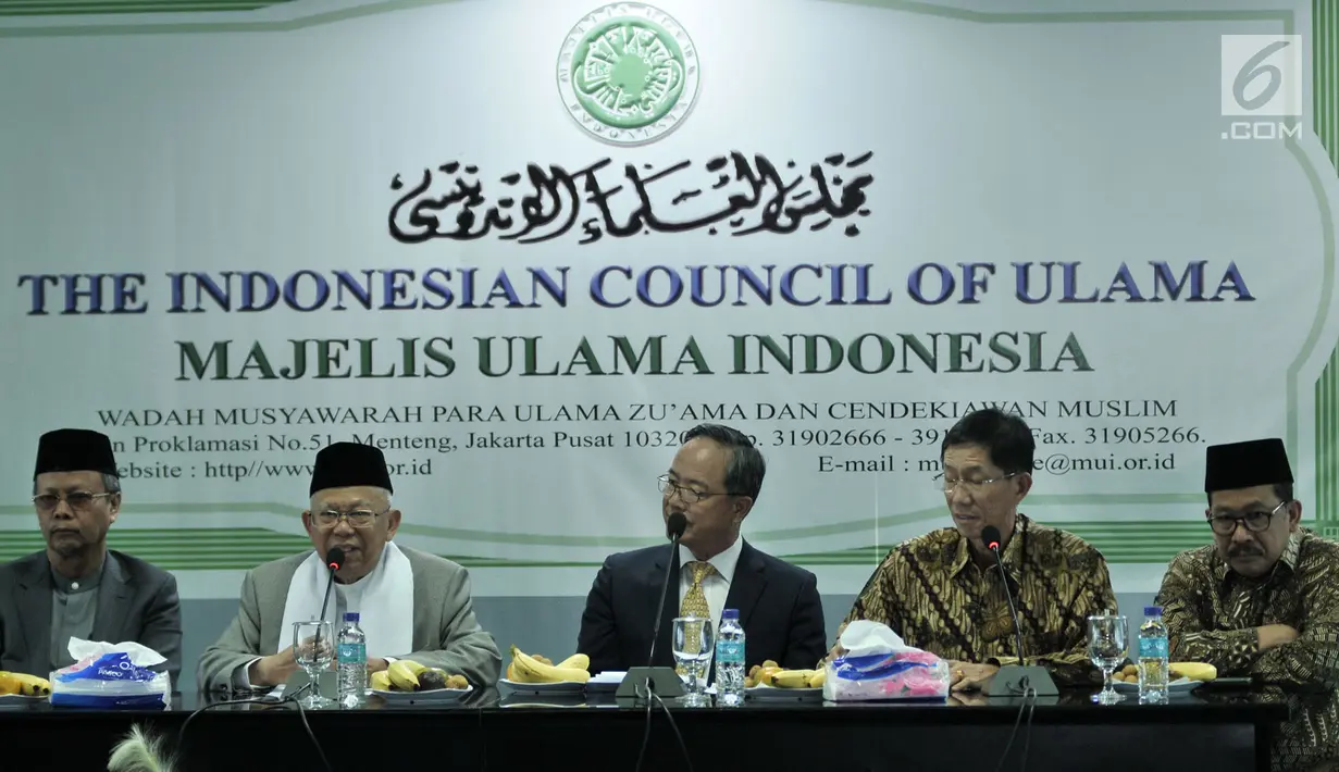 Ketua Umum MUI KH Ma'ruf Amin (dua kiri) memberi sambutan terkait bantuan untuk korban gempa dan tsunami Sulawesi Tengah dari Taipei Economic and Trade Office (TETO) di Kantor MUI, Jakarta, Selasa (9/10). (Merdeka.com/Iqbal Nugroho)