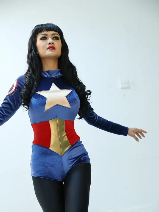 Julia Perez tidak mengalami kesulitan dalam memerankan Superwoman. (Galih W Satria/Bintang.com)