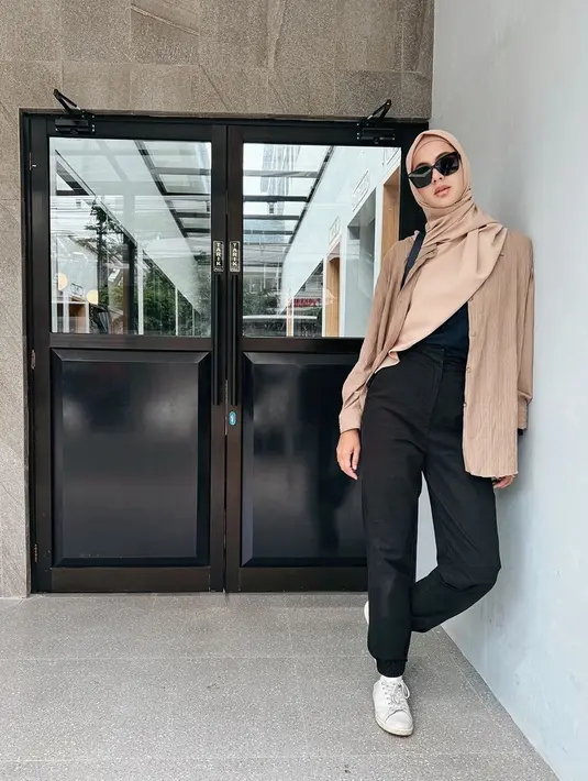 Tak hanya itu saja, gaya penampilan Paula pun disebut tetap terlihat stylish dan cocok untuk anak muda. Dalam penampilannya, Paula juga lebih sering tampil memakai pasmina dibandingkan jilbab segi empat. (Liputan6.com/IG/@paula_verhoeven)