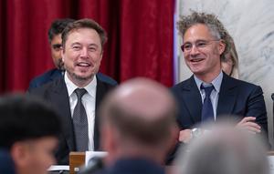 Elon Musk, CEO X perusahaan yang sebelumnya dikenal sebagai Twitter (kiri) dan Alex Karp, CEO perusahaan perangkat lunak Palantir Technologies duduk saat Pemimpin Mayoritas Senat Chuck Schumer mengadakan pertemuan tertutup dengan para pemimpin CEO teknologi untuk membahas prioritas dan risiko seputar artificial intelligence (AI) atau kecerdasan buatan dan bagaimana hal itu harus diatur di Capitol, Washington, Amerika Serikat, Rabu (13/9/2023). (AP Photo/J. Scott Applewhite)