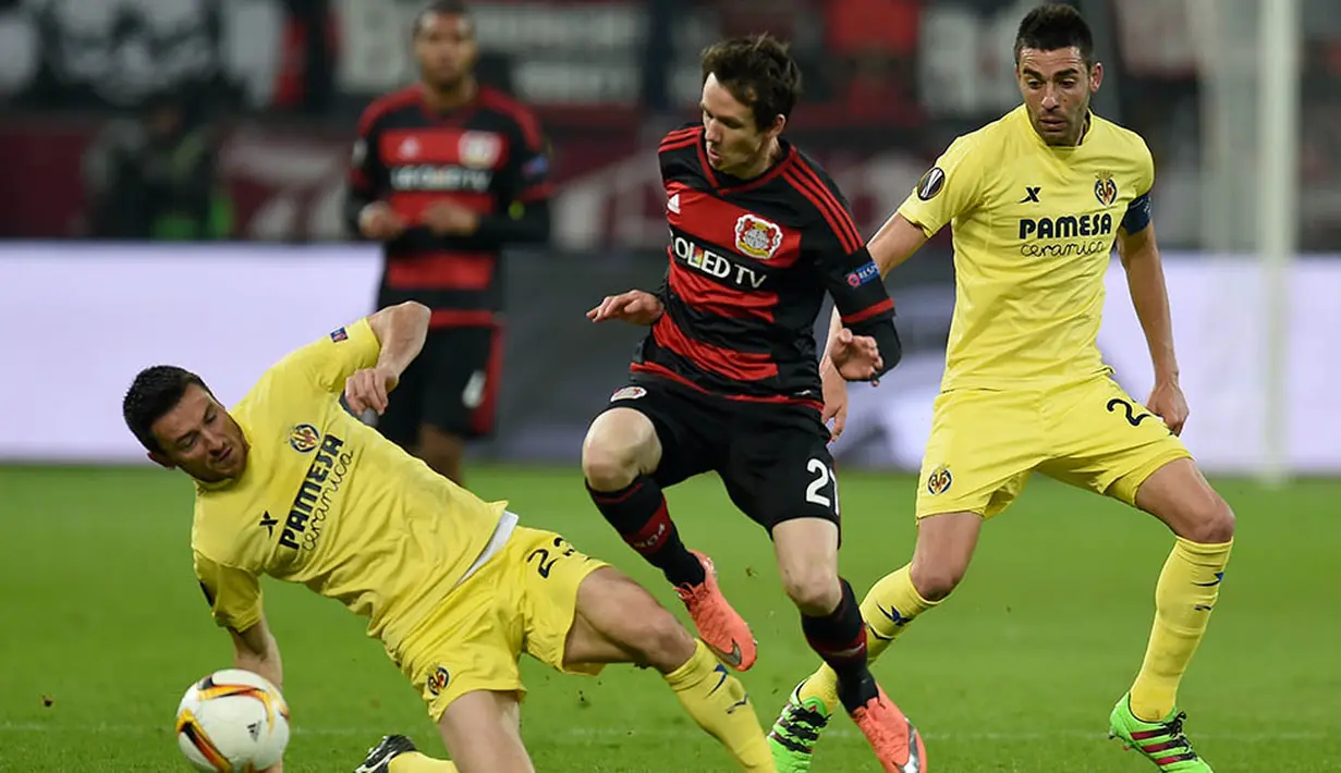 Gelandang Leverkusen, Robbie Kruse, berebut bola dengan gelandang Villarreal, Antonio Rukavina, pada laga leg kedua babak 16 besar Liga Europa di Stadion BayArena, Jerman, Jumat (18/3/2016) dini hari WIB. (AFP/Patrik Stollarz)
