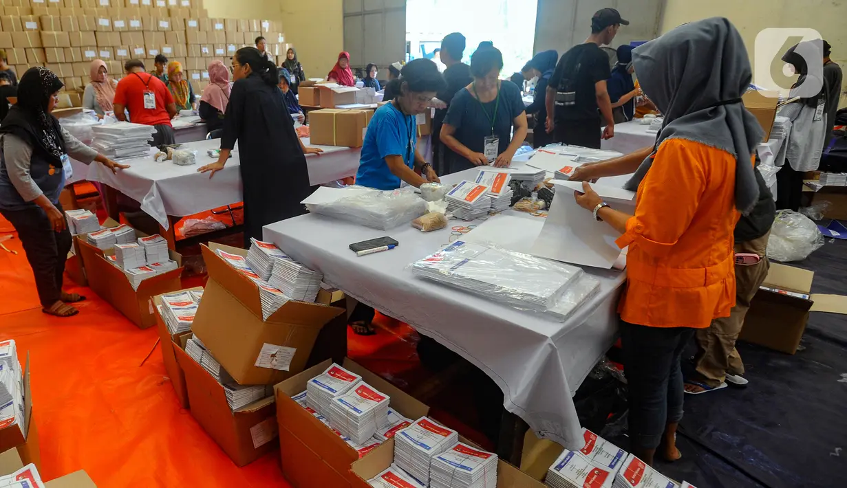 Berdasarkan data, KPU Kota Tangerang Selatan telah menerima sebanyak 19.134 kotak suara, dengan pembagian kebutuhan di PPK sebanyak 14 dan kebutuhan di TPS sebanyak 19.120 kotak suara. (merdeka.com/Arie Basuki)