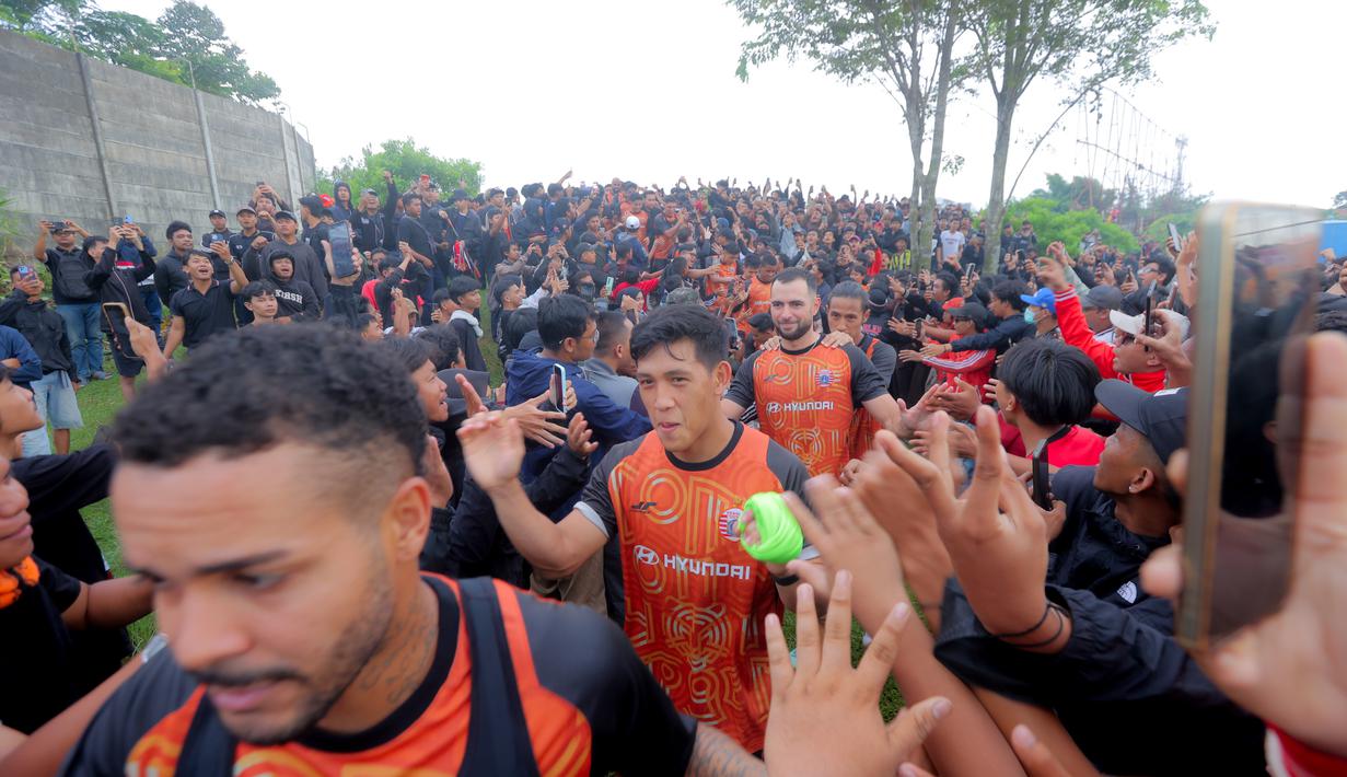 Kehadiran Jakmania di Training Ground Persija tersebut sebagai bentuk motivasi dan tradisi yang sudah dilakukan sejak beberapa musim terakhir jika akan berhadapan dengan Persib. Tampak dalam foto, pendukung Persija Jakarta atau The Jakmania menyambut pemain yang akan berlatih di Persija Training Ground, Bojong Sari, Depok, Jawa Barat, Jumat (9/1/2026). (Bola.com/M Iqbal Ichsan)
