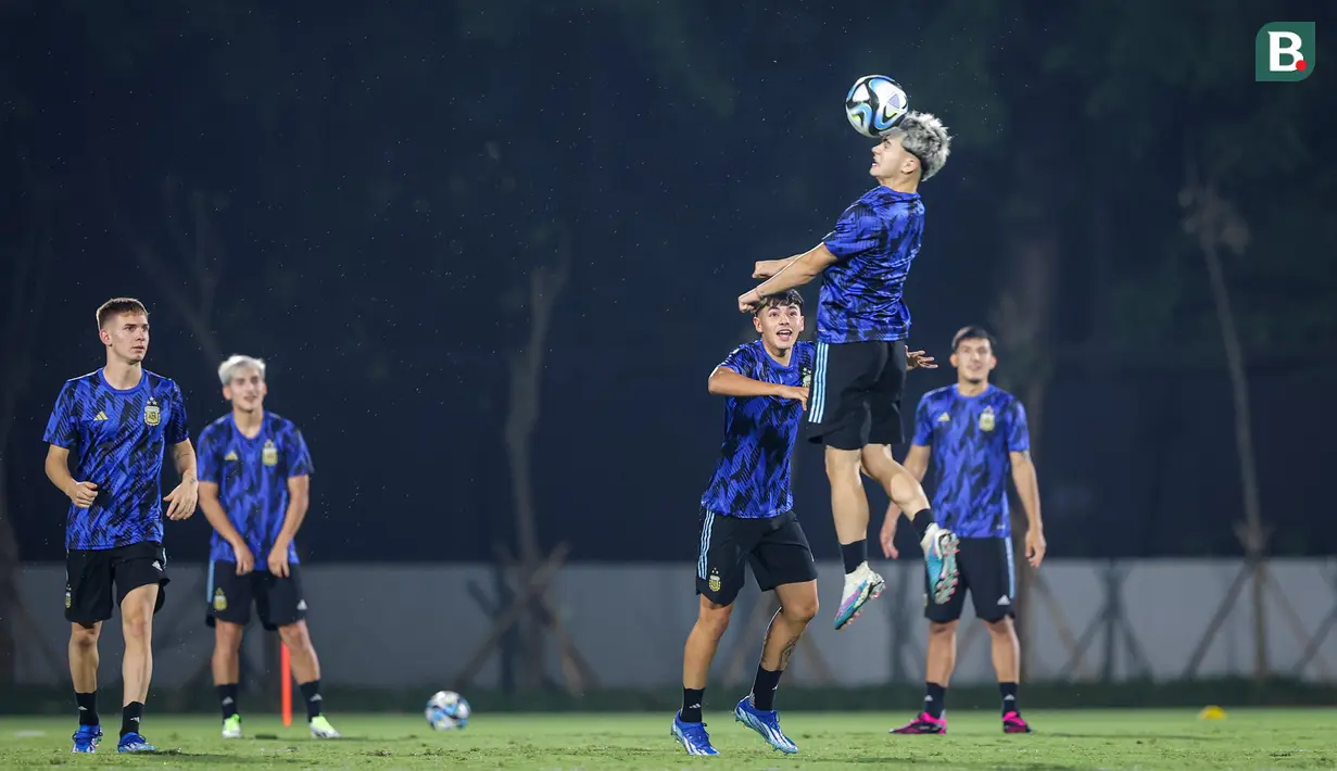 <p>Sejumlah pemain Timnas Argentina U-17 melakukan latihan resmi menjelang laga perempat final Piala Dunia U-17 2023 melawan Timnas Brasil U-17 di Lapangan Banteng, Jakarta, Kamis (23/11/2023). (Bola.com/Bagaskara Lazuardi)</p>