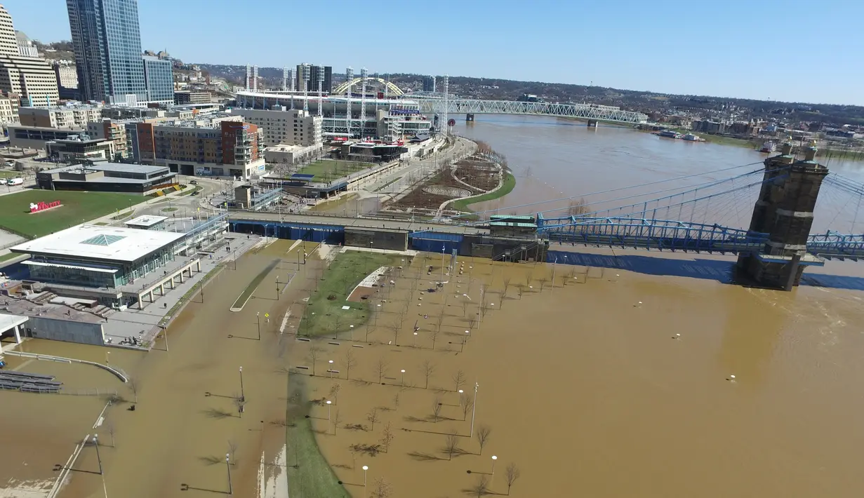 Foto udara memperlihatkan Sungai Ohio yang meluap karena hujan lebat di kota Cincinnati, Ohio, Senin (26/2). Sejumlah kabupaten telah menyatakan keadaan darurat, dan seluruh kota di sepanjang Sungai Ohio terendam banjir. (DroneBase via AP)