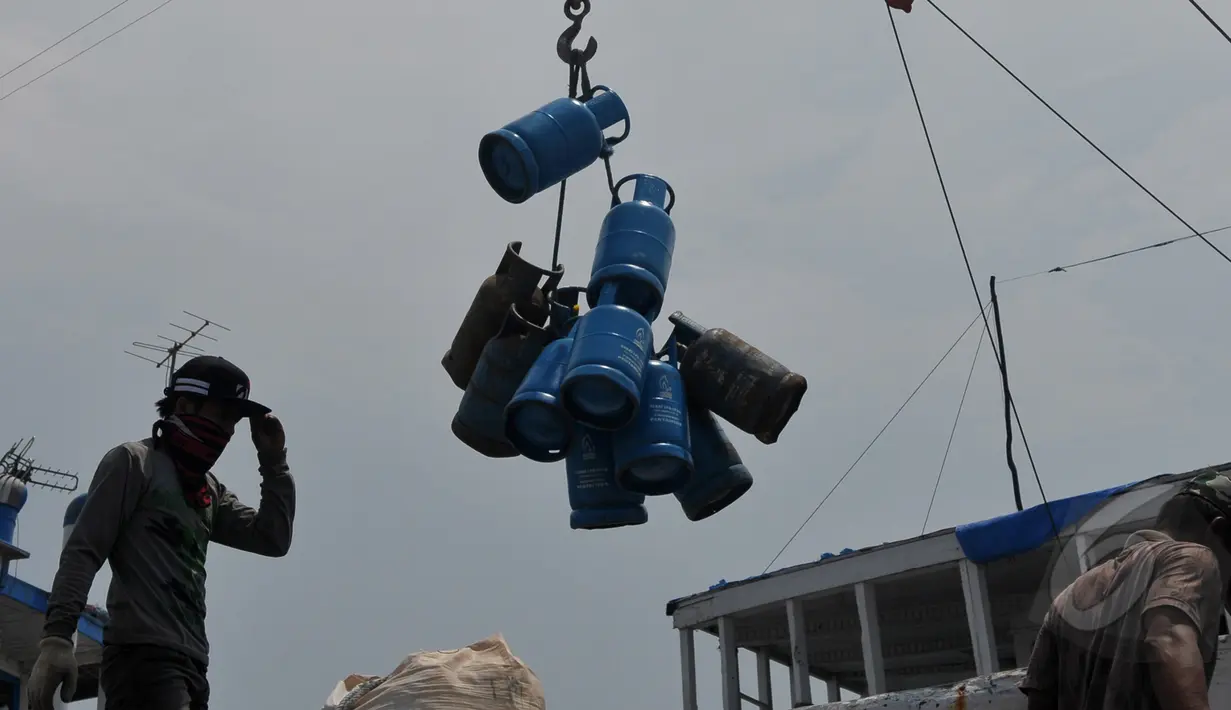 Tampak gas elpiji saat di angkat di Pelabuhan Sunda Kelapa, Jakarta, Senin (24/3). Menteri Ketenagakerjaan Hanif Dhakiri mengatakan upah buruh perusahaan harus naik setiap tahunnya. (Liputan.com/Johan Tallo)