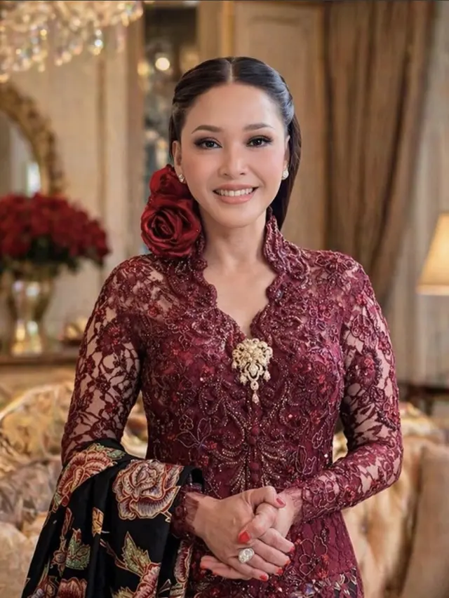 Potret Detail Kebaya Merah Maia Estianty Saat Hari Kartini