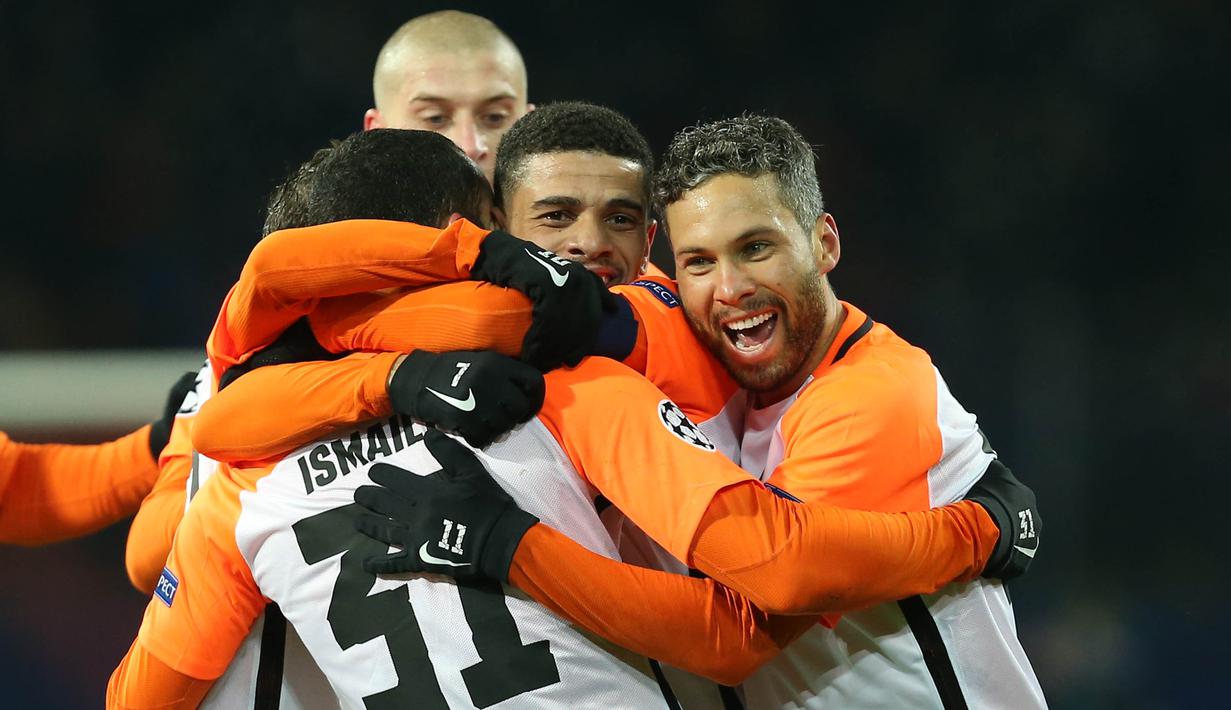 Para pemain Shakhtar Donetsk merayakan gol yang dicetak Ismaily ke gawang Manchester City pada laga Liga Champions di Stadion Metalist, Kharkiv, Rabu (6/12/2017). Shakhtar menang 2-1 atas City. (AFP/Stanislas Vedmid)