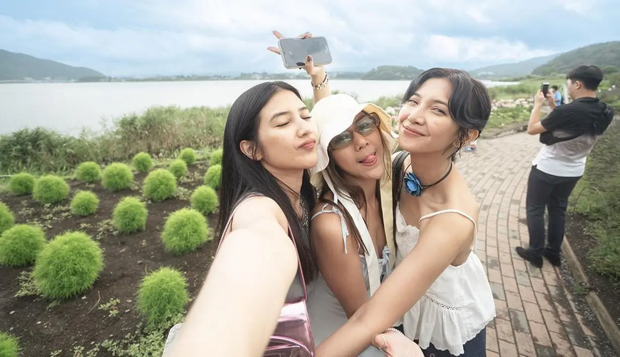 Jalan-jalan keliling Negeri Sakura, tiga artis cantik ini tak lupa mampir ke danau Kawaguchiko. Pemandangan indah dan udara yang segar membuat Sheila, Fita dan Adinda betah mengabadikan foto di sini. Liburan di Jepang tahun ini merupakan kali kedua mereka, sebelumnya pada tahun 2019. (Liputan6.com/IG/@adindathomas)