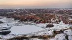 Foto dari udara yang diabadikan pada 3 Desember 2020 ini menunjukkan pemandangan Mahuangliang Loess Geopark usai turun salju di Kota Yulin, Provinsi Shaanxi, China barat laut. (Xinhua/Tao Ming)