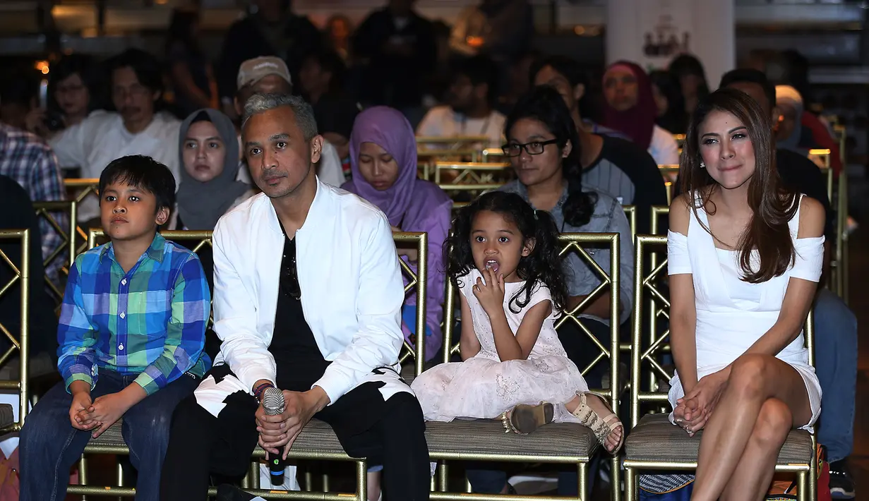 "Saya memang cemburuan. Saya takut banget kehilangan istri. Kayak kemarin dia habis antar anak sekolah tiba-tiba dia pergi pijat. 'Kok enggak bilang-bilang'. Saya makin posesif," ujarnya. (Andy Masela/Bintang.com)
