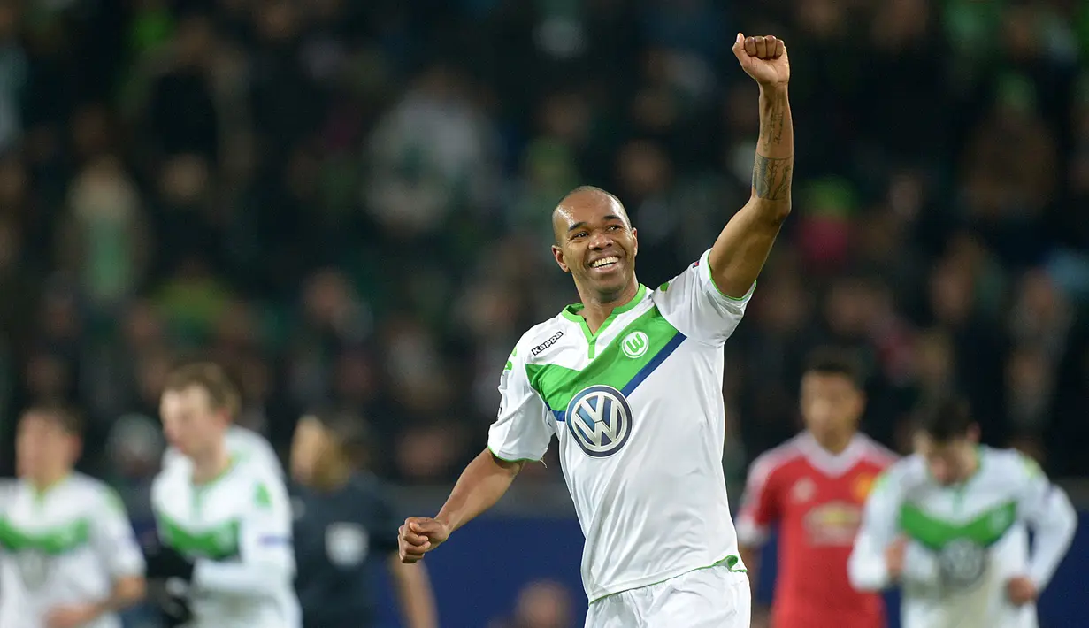 Pemain Wolfsburg, Naldo merayakan kemenangan setelah timnya mengalahkan Manchester United pada leg-kedua UEFA Liga Champions di Stadion Vfl Wofsburg Arena, Jerman, Rabu (9/12/2015) dini hari WIB.  (AFP Photo/DPA/Peter Steffen)