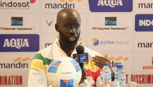 Timnas Mali U-22 akan menjadikan laga ini sebagai ujian berat bagi Garuda Muda Indonesia. Tampak dalam foto, pelatih Mali U-22, Fousseni Diawara, saat sesi konferensi pers jelang pertandingan uji coba melawan Mali, Jakarta, Jumat (14/11/2025). (Bola.com/Abdul Aziz)
