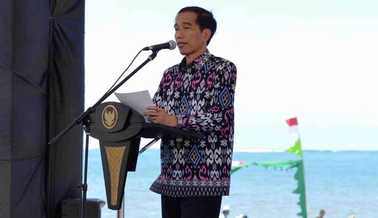 Presiden Joko Widodo saat berpidato pada Hari Pers Nasional 2016 di Kawasan Ekonomi Khusus Mandalika, Kabupaten Lombok Tengah, Nusa Tenggara Barat (NTB), Selasa (9/2). (Setpres/Agus Suparto)