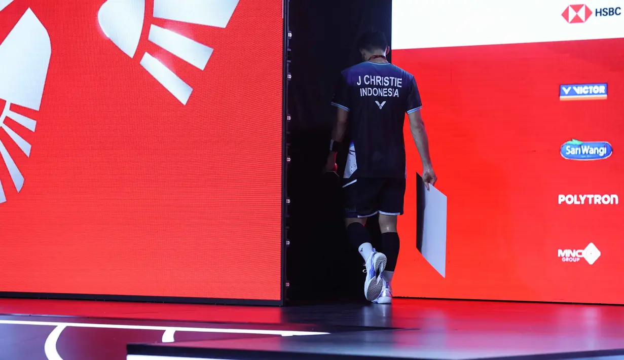 Tunggal putra Indonesia, Jonatan Christie, meninggalkan arena turnamen bulutangkis Indonesia Open 2026 usai bertanding melawan wakil Kanada, Victor Lai, di Istora Gelora Bung Karno, Senayan, Jakarta, Minggu (7/6/2026). (Bola.com/M Iqbal Ichsan)