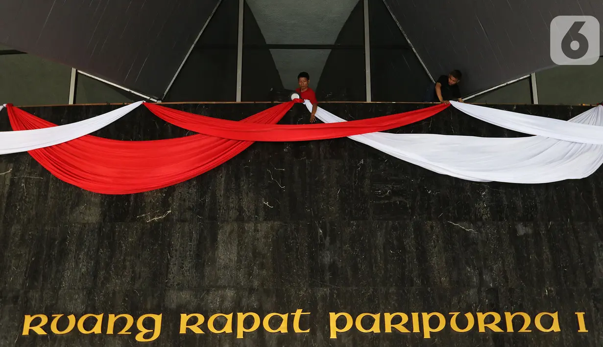 Pekerja mempercantik Ruang Rapat Paripurna I dengan Bendera Merah Putih di kompleks Parlemen MPR-DPR RI, Senayan, Jakarta, Rabu (16/10/2019). Ruang paripurna DPR tampak dihias menjelang pelantikan presiden dan wapres terpilih pada 20 Oktober mendatang. (Liputan6.com/Johan Tallo)