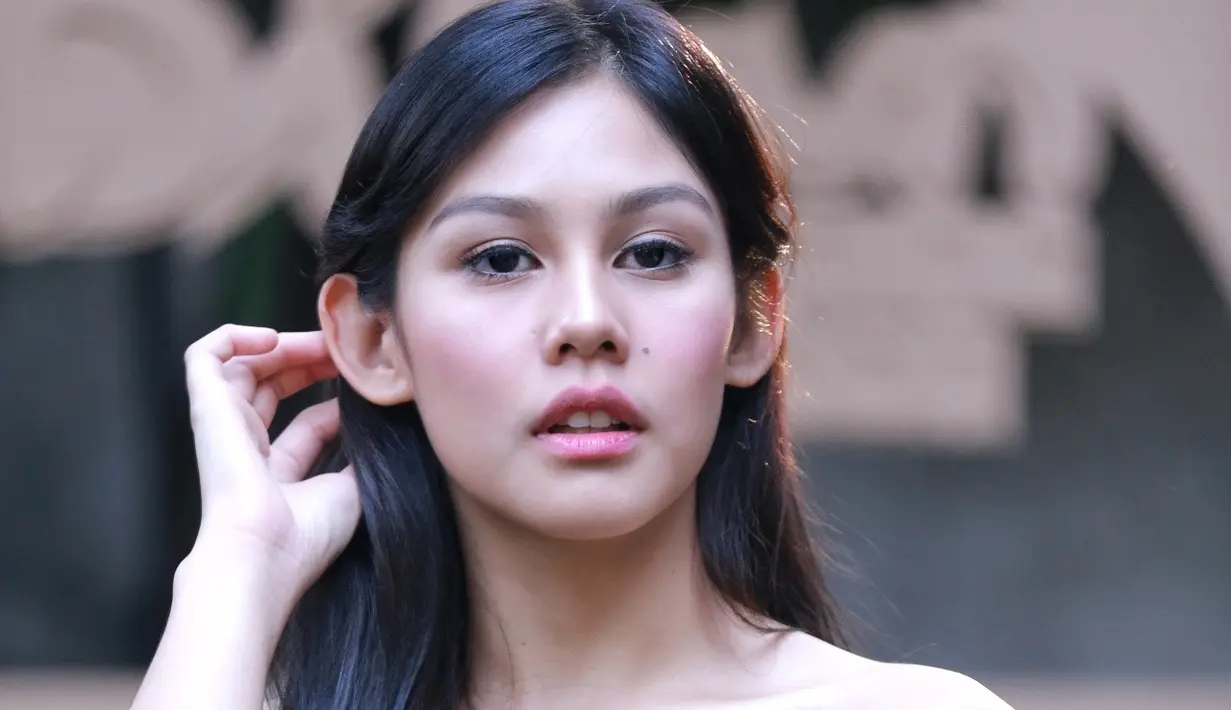 Meski sempat bingung dengan peran yang akan dijalani, perempuan 17 tahun itu mencari tahu sosok Milea yang akan dilakoninya. Ia juga membaca novel karya Pidi Baiq untuk melihat karakter Milea. (Adrian Putra/Bintang.com)