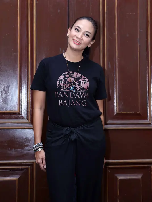 Sadar kewajiban seorang ibu untuk mendampingi anak-anaknya, ia lantas mengurangi kegiatannya di dunia yang membesarkan namanya itu. (Nurwahyunan/Bintang.com)